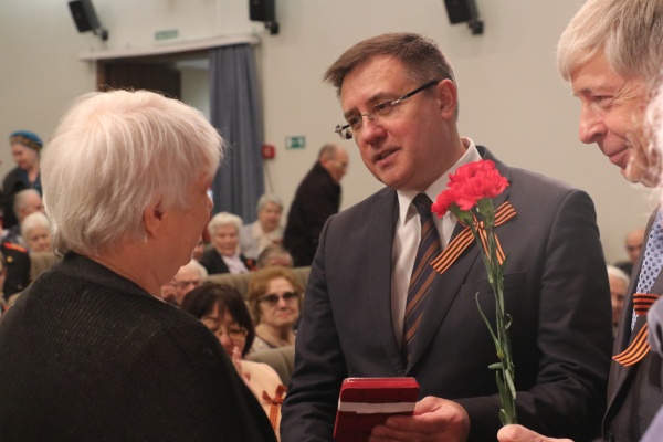 Вручение юбилейных медалей в честь 75-летия  Победы в Павловске