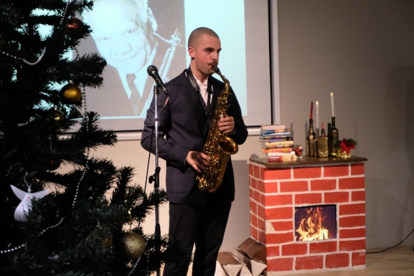 Под звуки джаза читатели готовились к празднику