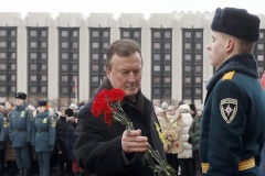 К Монументу героическим защитникам Ленинграда возложили цветы