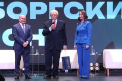 Глава района Виктор Полунин в рамках проведения отчета наградил жителей почетным знаком «За заслуги перед Выборгским районом»