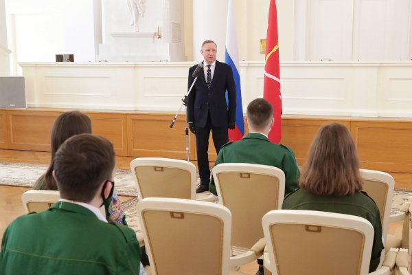 Александр Беглов вручил Почетное знамя Губернатора Санкт‑Петербурга лучшему студенческому отряду Санкт‑Петербурга по итогам 2020 года
