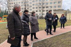 Администрация района проверила уборку квартала у Парка Победы