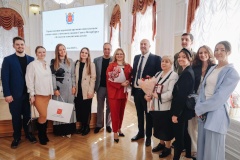 Губернатор Санкт‑Петербурга Александр Беглов наградил 14 многодетных семей, в их числе и жители Центрального района