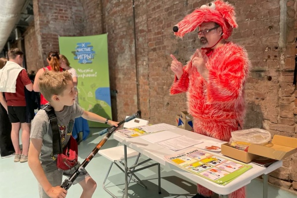 Красный волк охраняет природу вместе с юными петербуржцами