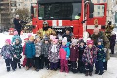 Пожарные прибыли в детский сад, чтобы напомнить детям о безопасности