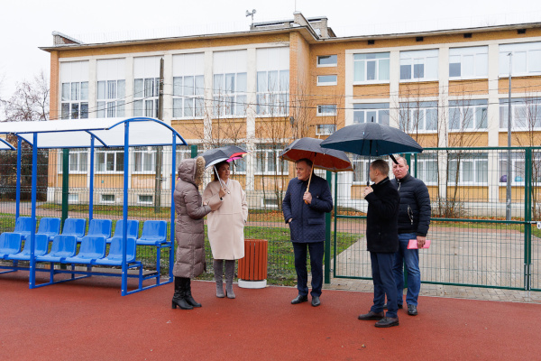 Глава района проверил качество ремонта спортплощадки в школе-интернате №49