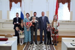 Многодетной семье из Калининского района вручили государственную награду и ключи от пассажирского микроавтобуса