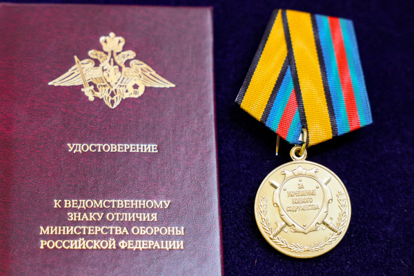 Александр Беглов вручил медикам медали Министерства обороны РФ «За укрепление боевого содружества», а также Благодарности Губернатора Санкт‑Петербурга