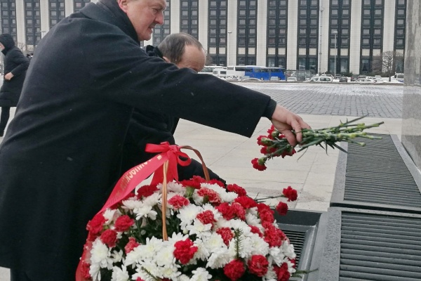 На площади Победы возложили цветы