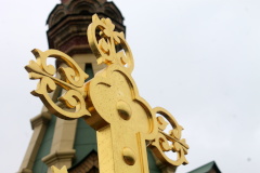 С малых главок Собора Петра и Павла в Петергофе начинают снимать строительные леса