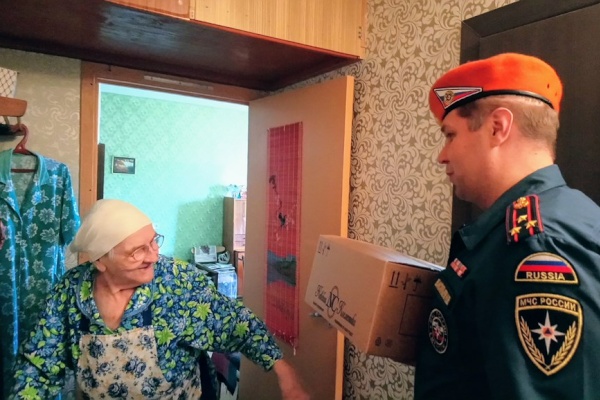 Сотрудники МЧС Невского района поздравили ветеранов с Днем Победы