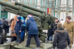 На Дворцовой площади проходит выставка ретро автомобилей в честь годовщины освобождения Ленинграда от блокады