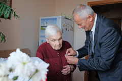 Медали к 75-летию освобождения Белоруссии вручили ветеранам - жителям Приморского района