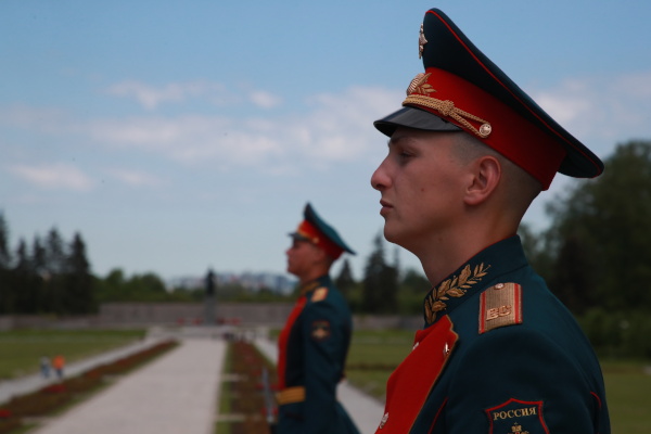 Возложение цветов к памятным плитам, установленным в честь уроженцев Республики Коми, погибших при обороне Ленинграда, и шахтеров Воркуты и Инты