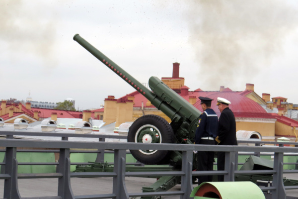 Полуденный выстрел в честь юбилея Морского технического колледжа