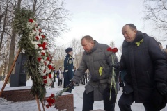 В Московском парке Победы возложили цветы к памятным знакам