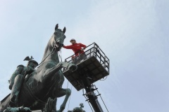 Сергей Макаров принял участие в профилактической промывке памятника Николаю I