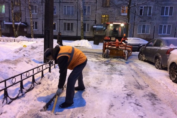 Во Фрунзенском районе продолжается уборка и зачистка территории от снега и наледи