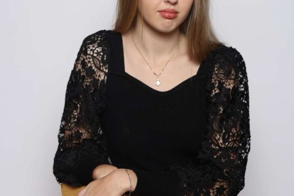Выпускница школы № 94 Елена Новоселова получила 100 баллов на ЕГЭ по русскому языку