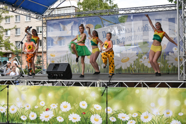 В Андреевском саду прошла праздничная программа, посвященная Дню семьи, любви и верности «Хранящий счастье ангел»  