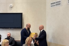 Глава Фрунзенского района Константин Серов в торжественной обстановке наградил врача Никиту Серебренникова благодарственным письмом за его вклад в развитие медицины и выдающиеся достижения в профессиональной деятельности