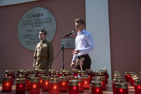 На Аллее Славы прошла молодежная акция "Свеча памяти",посвященная Дню памяти и скорби