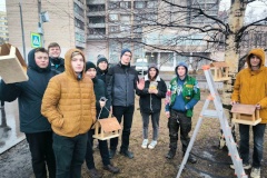 В Кировском районе прошла экологическая акция по развешиванию кормушек для птиц