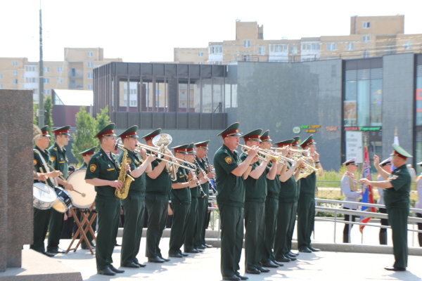 В День памяти и скорби в городе Красное Село на площади Воинской Славы у триумфальной арки «Арка Победы» прошла торжественно-траурная церемония возложения цветов