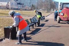 Городские пространства становятся чище: во Фрунзенском районе началась кампания по промывке уличной мебели