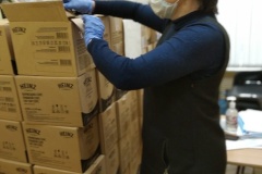 Добровольцы помогают доставлять продуктовые наборы для пожилых людей в Центральном районе