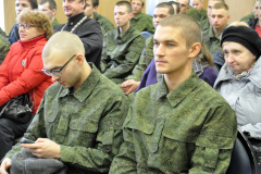 Массовая отправка молодых солдат с призывного пункта Санкт‑Петербурга