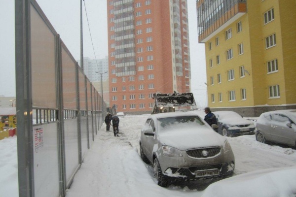 Уборка снега в жилом квартале "Новая Охта" - 10 ноября 