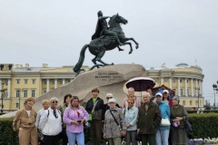 Представители «серебряного возраста» Центрального района приняли участие в пешеходной экскурсии по Английской набережной