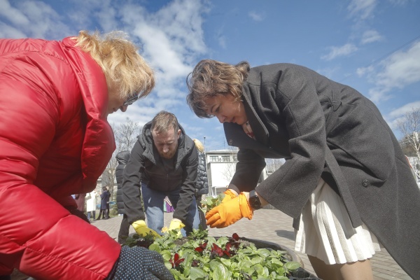 Субботник в Рощинском саду прошел в творческой атмосфере