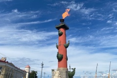 В честь Дня ВМФ будут зажжены факелы Ростральных колонн и включена подсветка Дворцового моста в цветах Андреевского флага