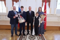 Многодетную семью из Калининского района отметили на городском уровне