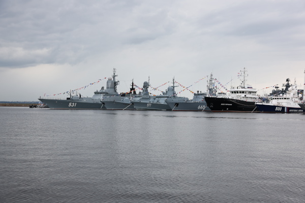 Осмотр экспозиции Международного военно-морского салона «ФЛОТ-2024»