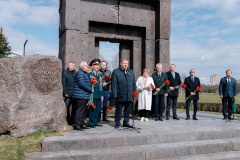 В Парке академика Сахарова в Калининском прошла церемония возложения цветов к памятнику «Жертвам радиационных аварий и катастроф»