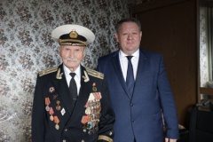 Сергей Петриченко поздравил жителя Калининского района, ветерана Великой Отечественной войны