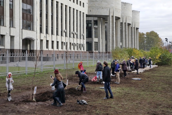Аллея книг появилась у Российской национальной библиотеки