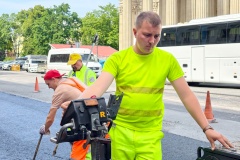 С начала года устранены дефекты покрытий проезжей части и тротуаров на общей площади 600 тыс. кв. м.