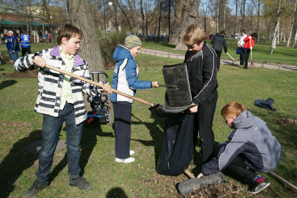 Тысячи жителей вышли на субботник в Петроградском районе