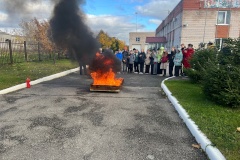 Пожарные московского района показали школьника мастер-класс по тушению огня