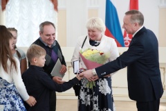 Многодетная семья из Приморского района получила в подарок от города пассажирский микроавтобус