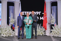 Супружеская пара из Кировского района получила медаль «За любовь и верность» от Александра Беглова