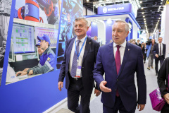 Александр Беглов осмотрел экспозицию XIV Петербургского международного газового форума