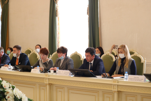 Валерий Москаленко представил депутатам ЗакСа итоги социально-экономического развития за первое полугодие 2021 года, а также проект прогноза на 2022-2024 года