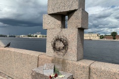 Гранитная книга памятника жертвам политических репрессий возвращена на место