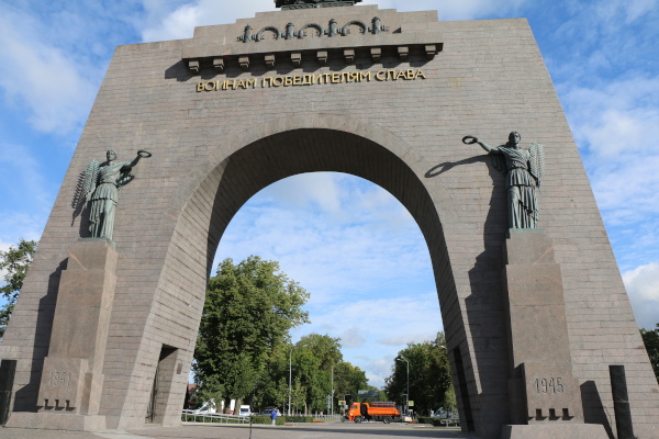 Сегодня у Триумфальной арки Победы в Красном Селе состоялась торжественно-траурная церемонии возложения цветов.