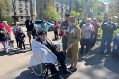 Артисты Петродворцового района провели для ветеранов праздничные концерты во дворах